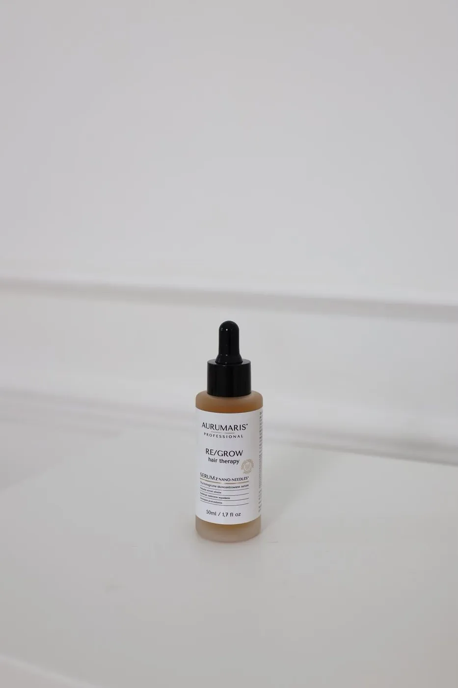 Serum RE/GROW Trycho PRO na białym postumencie