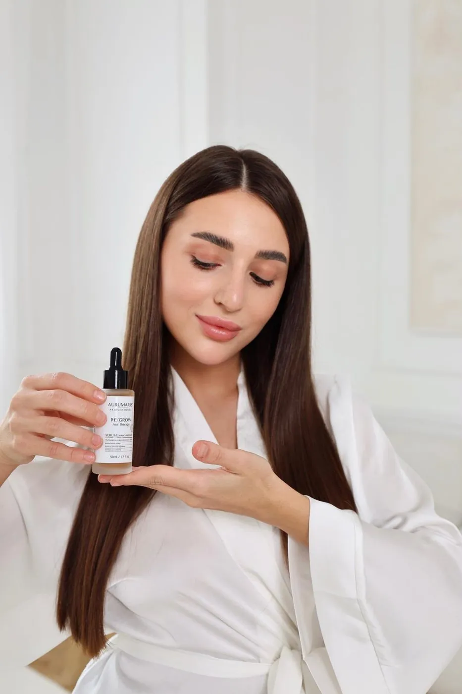 Modelka z serum RE/GROW Aurumaris